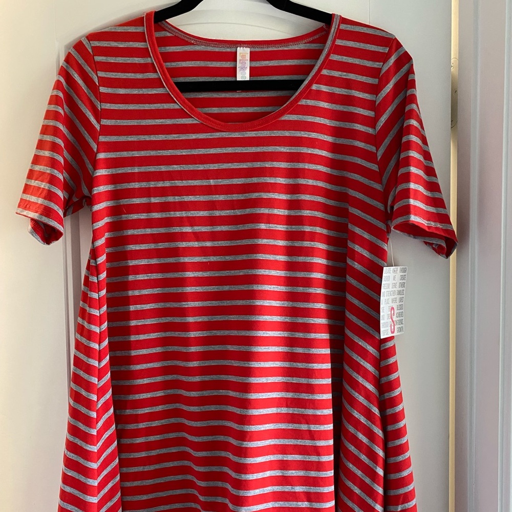 New with tags Lularoe Classic T size S.